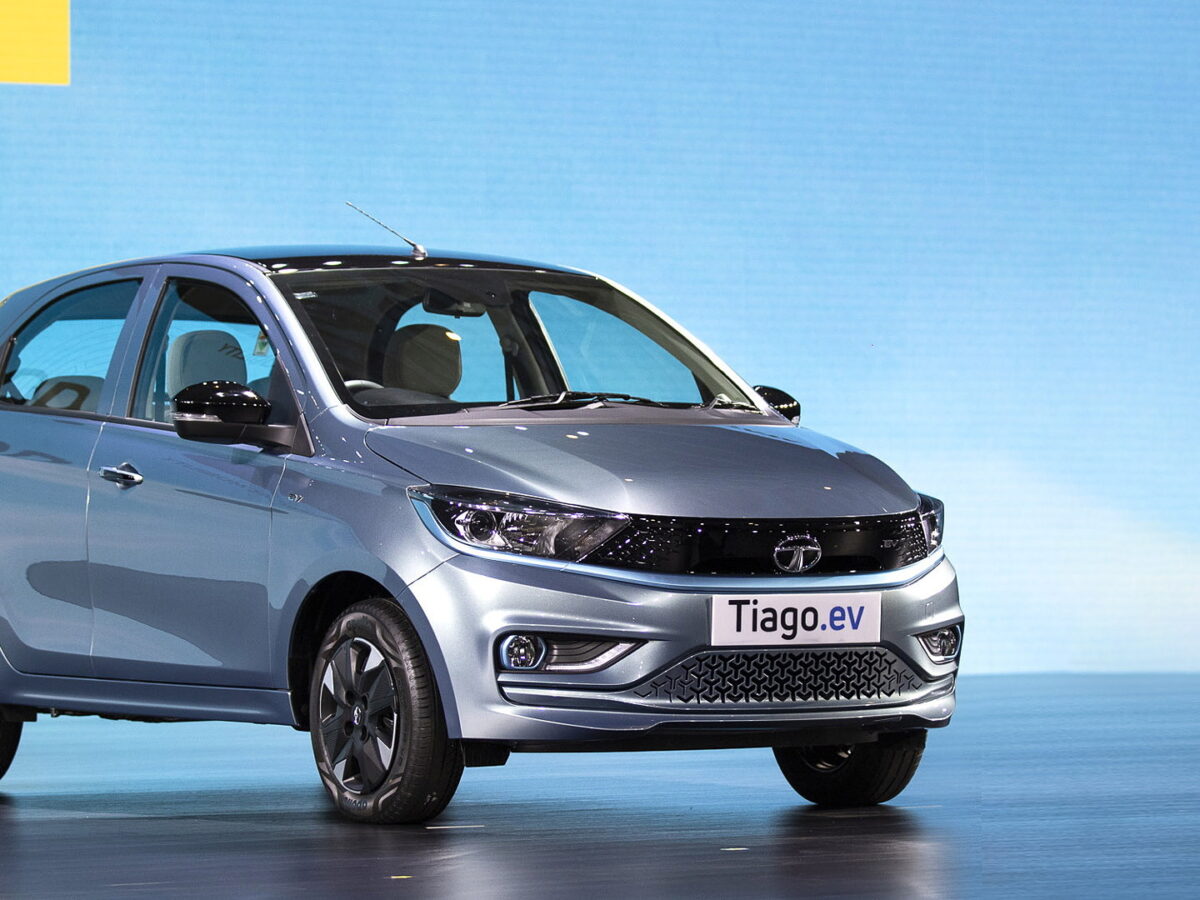 Tata Motors लाया सबसे सस्ती इलेक्ट्रिक कार Tiago EV, आज से 133 शहरों में सबसे पहले होगी डिलीवरी, 1 दिन में ही हुई 10,000 बुकिंग, कीमत मात्र…