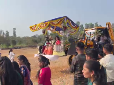 दूल्हा ने की अनोखी शादी; घोड़ी, कार छोड़ JCB पर लाया बारात, दुल्हन हुई हैरान, viral वीडियो 