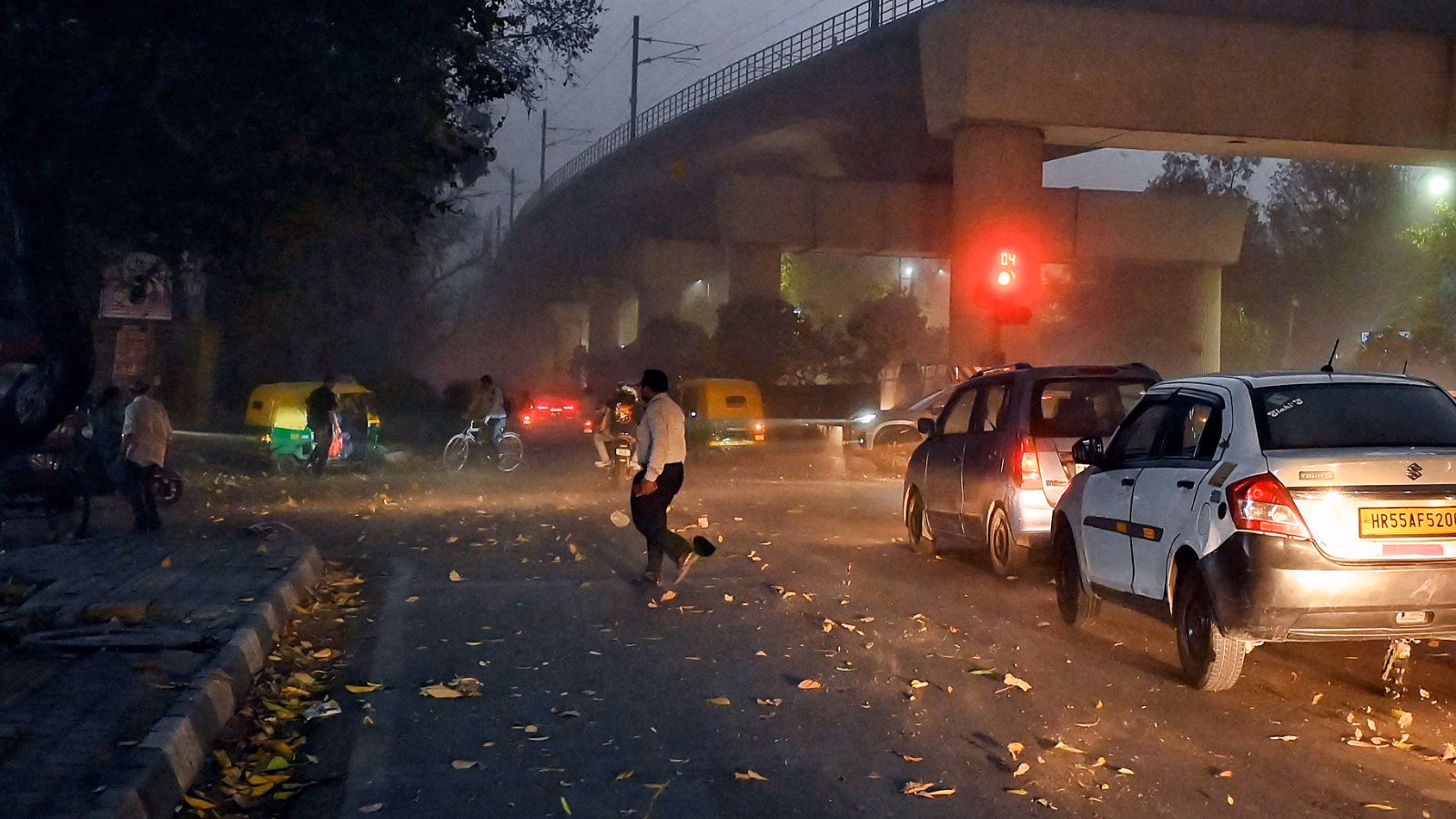Delhi Storm Delhi Ncr Heavy Weather Alert. Storm Can Reach Immediatly To 50 Km/Hr Speed.