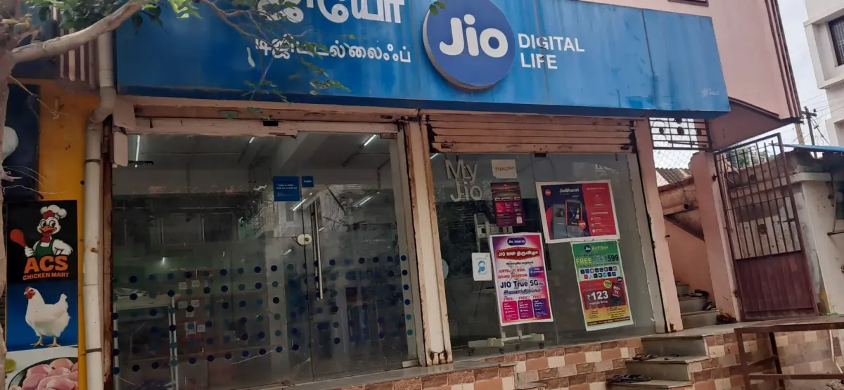 Jio Store Jio Launched 11 Months Plan In Just 895 Rs. Unlimited Calls And Data 2Gb Also Available.