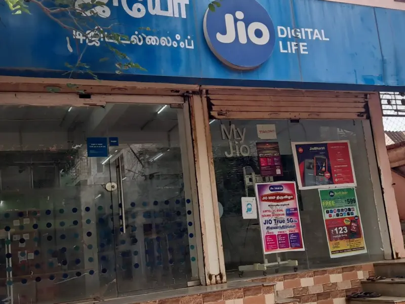 Jio Store Jio Launched 11 Months Plan In Just 895 Rs. Unlimited Calls And Data 2Gb Also Available.