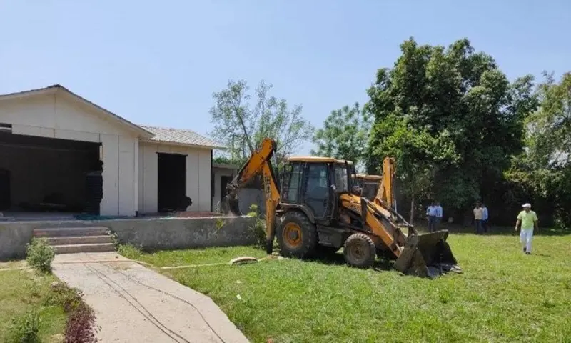 Yamina Bulldozer Ncr New Bulldozer Action. 40 Farmhouse Demolished. Common Man Warned Making Anything In Yamuna Area