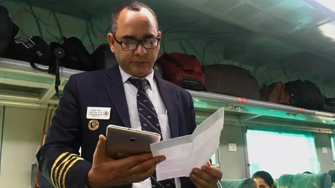 Railway Ticket System Changed. Tte Will Use Maadhaar App For Real-Time Passenger Identity. 2 Tte M Aadhar Check E1749175808410 Railway Ticket System Changed. Tte Will Use Maadhaar App For Real-Time Passenger Identity.